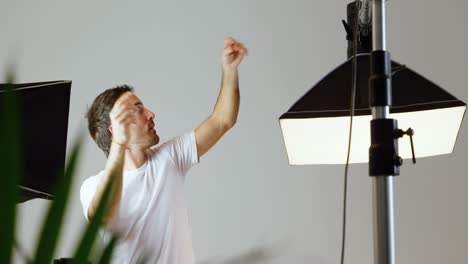 Männlicher-Fotograf,-Der-Das-Blitzlicht-4k-Einstellt
