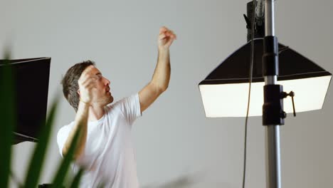 fotógrafo masculino ajustando la luz estroboscópica 4k