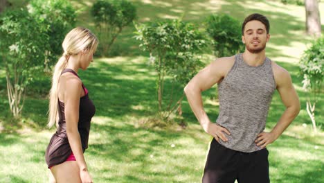 Pareja-De-Fitness-Se-Calientan-Juntos-Antes-De-Entrenar-En-El-Parque-De-Verano