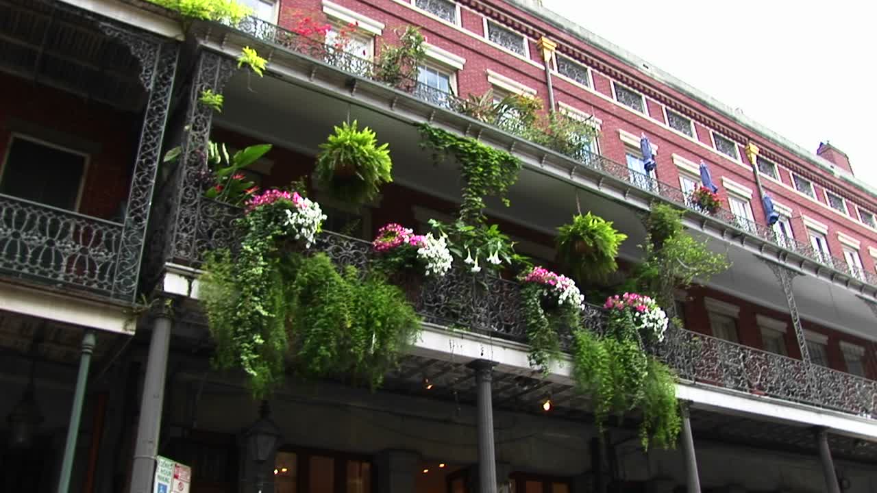 뉴올리언스 프렌치 쿼터의 발코니를 장식하는 아름다운 꽃