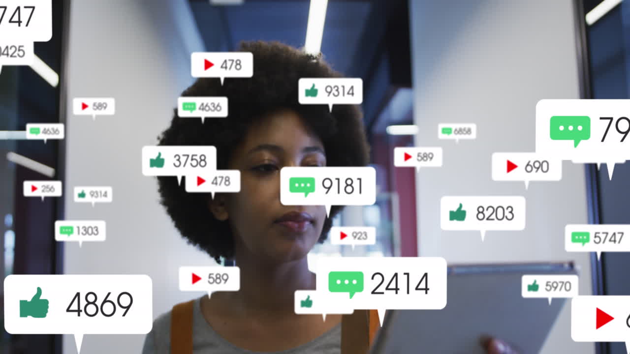 animación del procesamiento de datos de las redes sociales sobre una mujer de negocios afroamericana