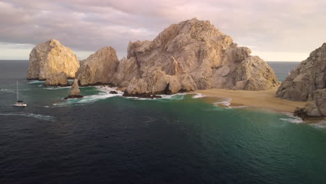 Famosa-Playa-De-Cabo-En-La-Hermosa-Puesta-De-Sol