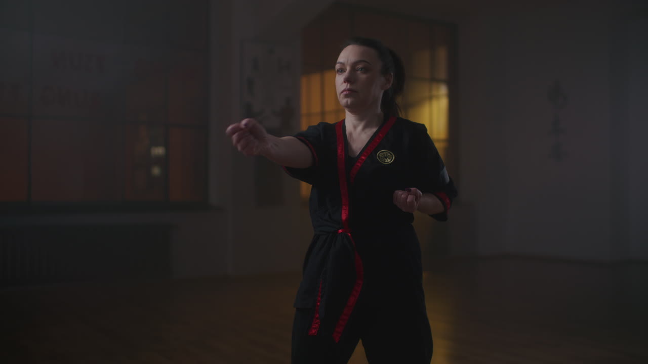 mujer practicando artes marciales