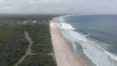 Vista-Aérea-De-La-Playa-Vacía-De-Arena-Blanca-Con-Olas-Oceánicas-En-El-Nido-De-Los-Halcones---Nueva-Gales-Del-Sur,-Australia