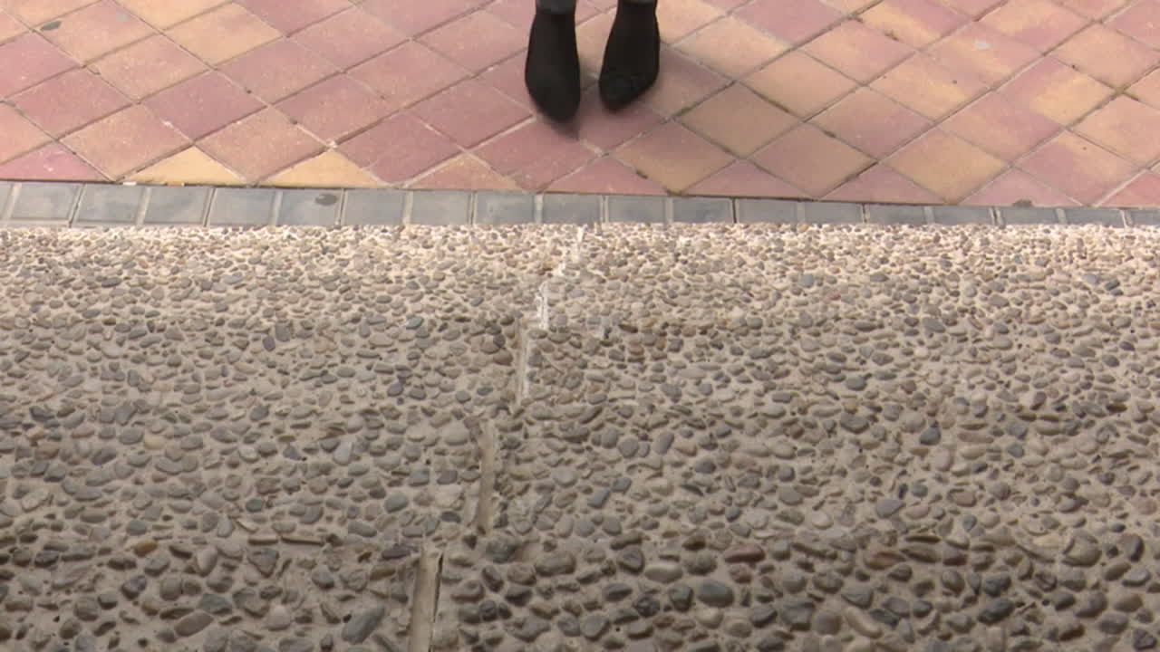 persona subiendo las escaleras