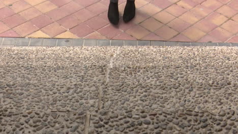 persona subiendo las escaleras