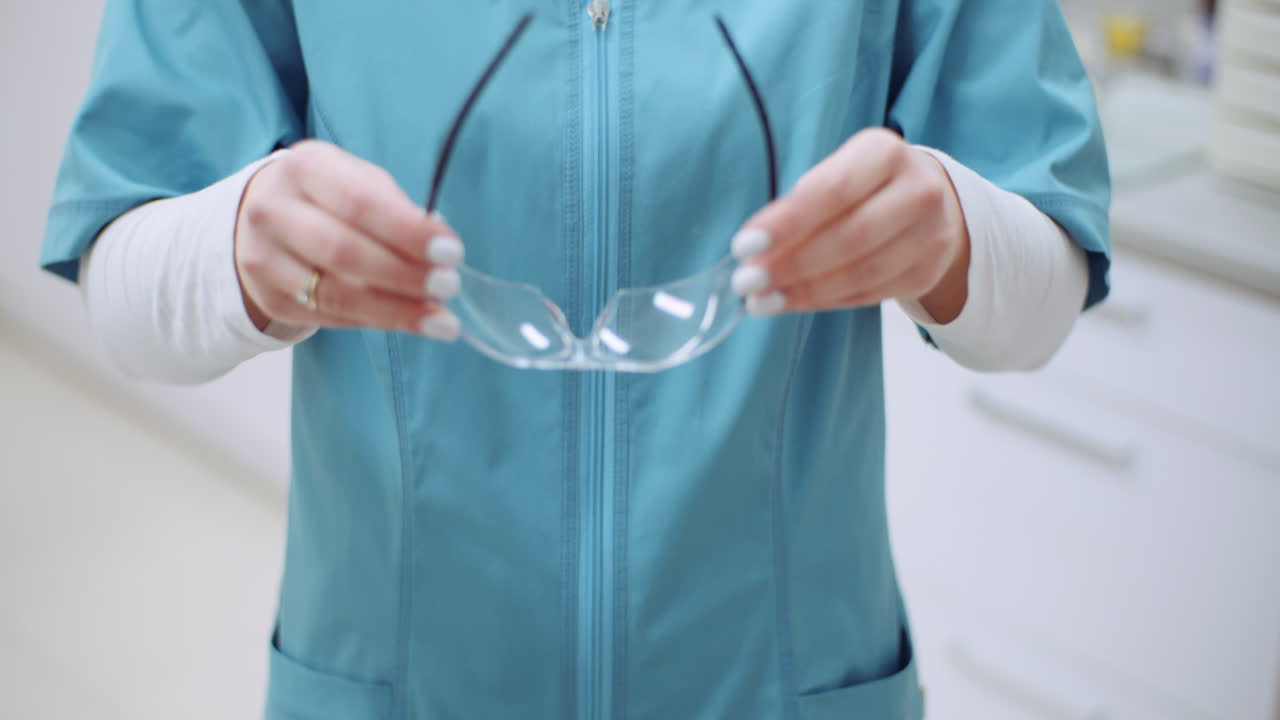 doctora con máscara protectora en la cara y gafas médicas en la clínica de salud 1