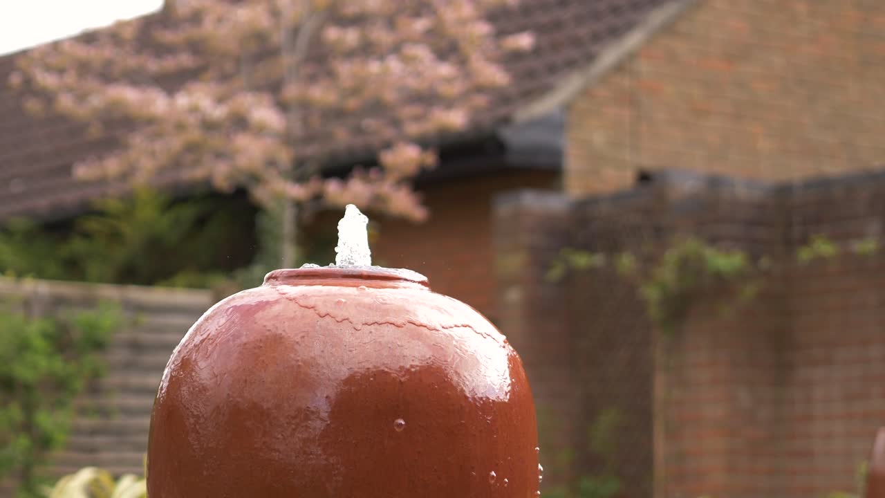 봄철 정원의 분수대