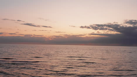 Der-Strand-Der-Insel-Neeltje-Jans,-Niederlande-Bei-Sonnenuntergang-Im-Sommer