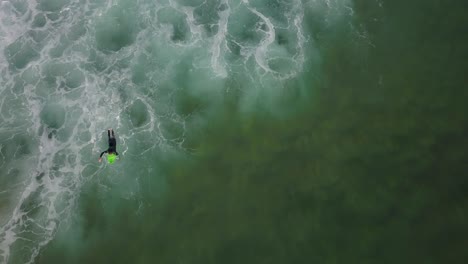 Junger-Männlicher-Surfer-Rudert-Auf-Einem-Surfbrett-Im-Kristallklaren-Meerwasser-Am-Malerischen-Tropischen-Strand-An-Einem-Sonnigen-Tag-Aus-Der-Luft