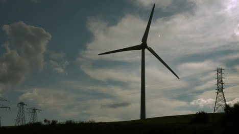 Molino-De-Viento-Girando-Contra-Un-Cielo-Gris.