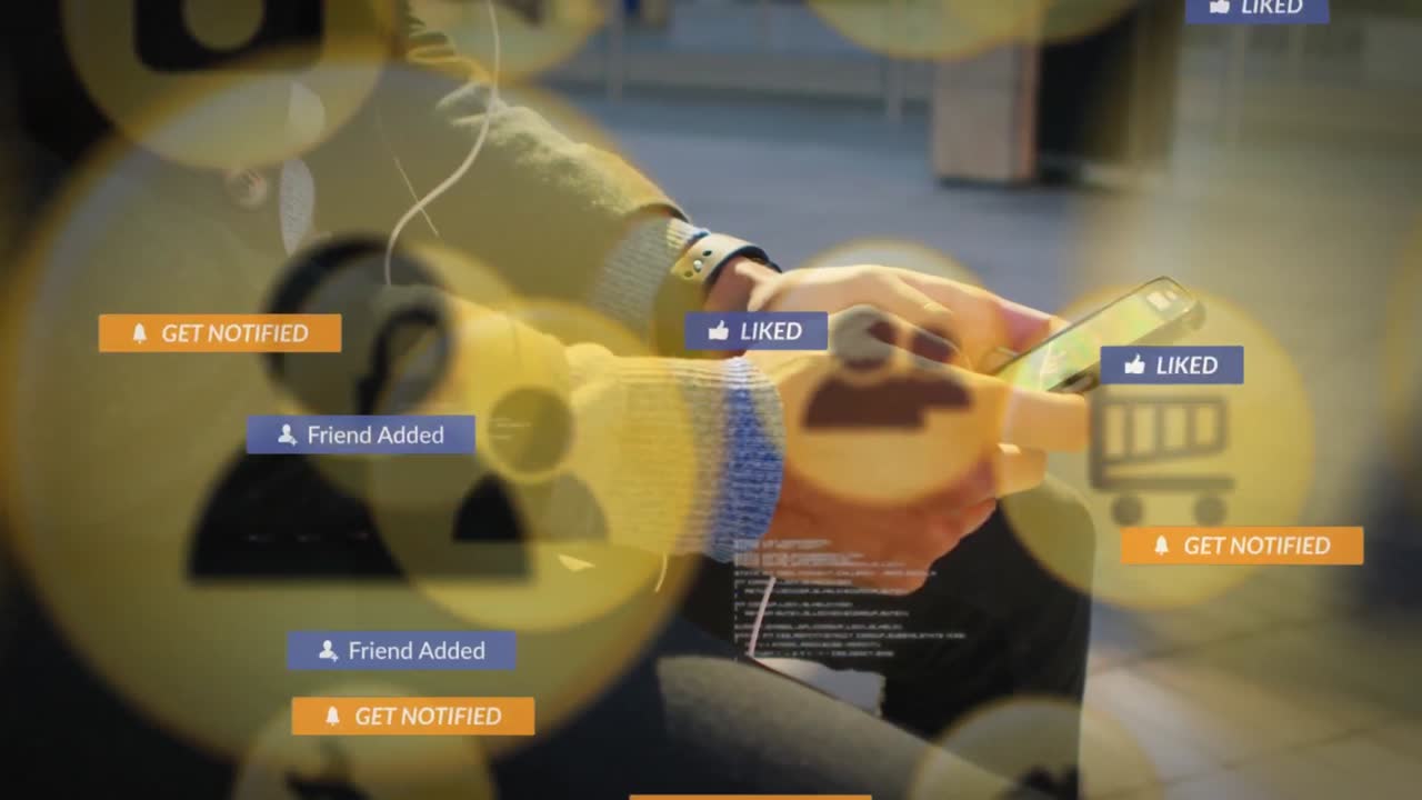 animación del texto de las redes sociales en pancartas con iconos digitales sobre un hombre que usa un teléfono inteligente