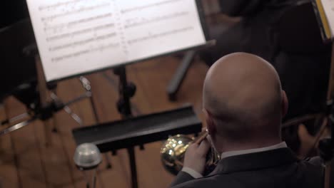 Preparación-De-Músicos-En-Un-Teatro