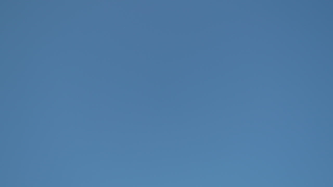 amigos golpeando sus puños contra el cielo azul. concepto de trabajo en equipo