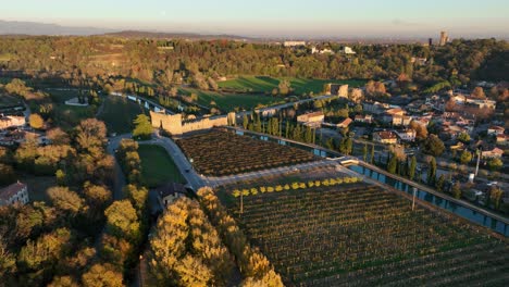 Panorámica-Aérea-Con-Drone-Izquierdo-De-Un-Pueblo-Italiano-En-La-Hora-Dorada---Borghetto-Sul-Mincio