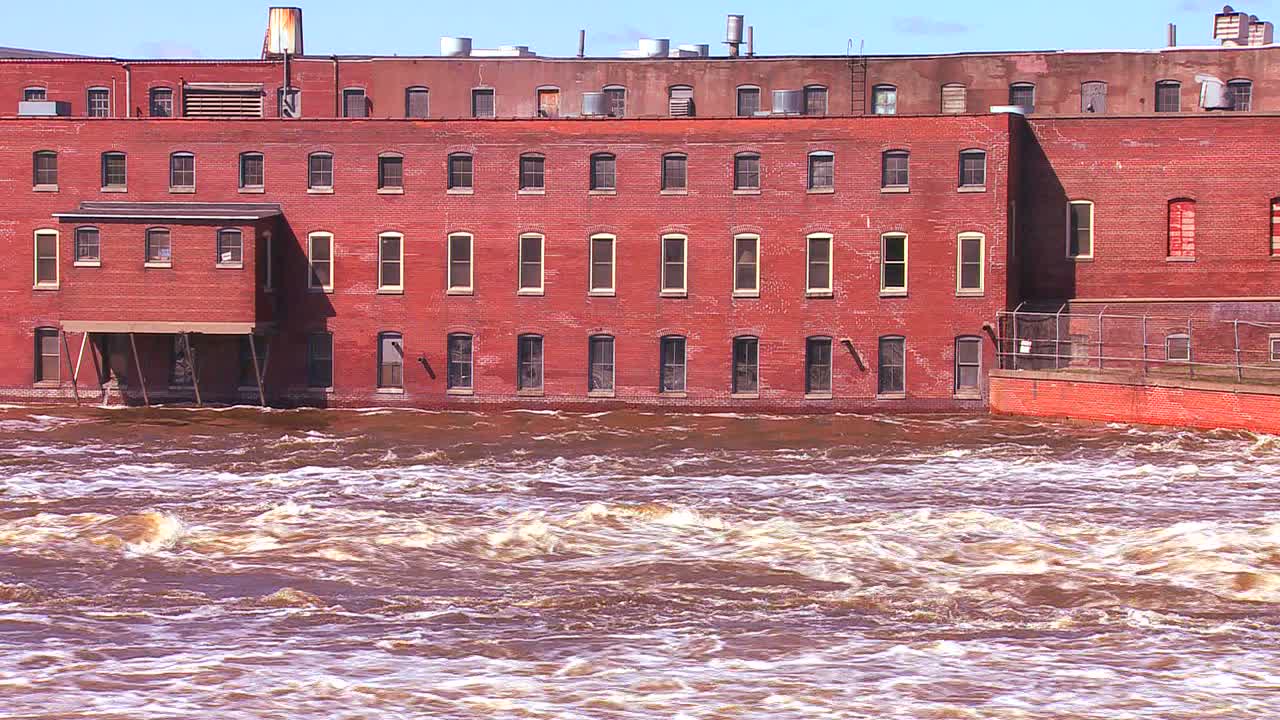 범람하는 강이 오래된 공장을 지나 흐른다