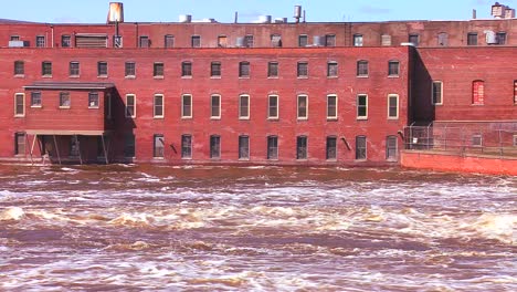 Ein-überschwemmter-Fluss-Fließt-An-Einer-Alten-Fabrik-Vorbei