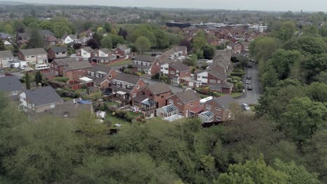 Casas-Y-Jardines-Británicos-Tranquilos-Propiedad-Suburbana-Residencial-Vista-Aérea-Por-Encima-De-Los-árboles