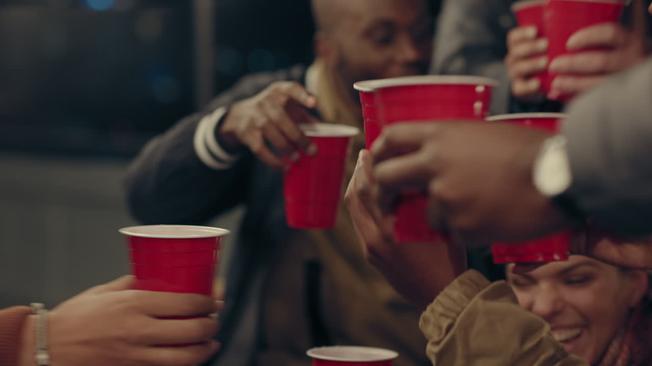 행복한 친구 그룹이 옥상 파티 축제를 즐기고 술을 마시고 토스트를 만들고 재미있는 사회적 모임 밤에 우정의 주말을 축하합니다