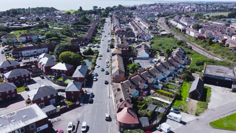 Vista-De-Drones-Sobrevolando-La-Ciudad-De-Harwich-Con-Casas-Y-Automóviles-Debajo