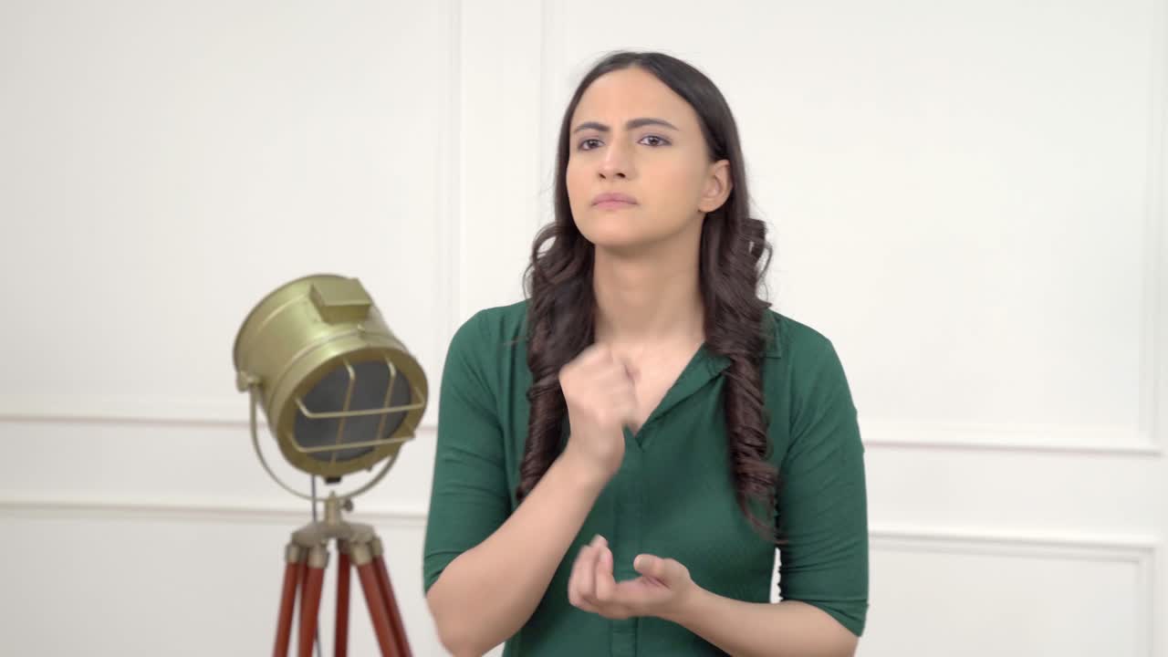 una mujer india enojada mirando a alguien