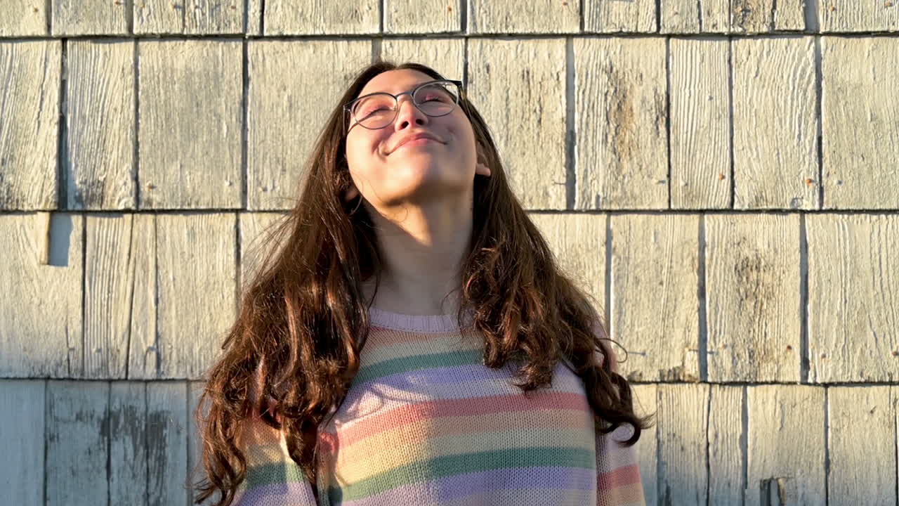 jovencita morena adolescente riendo y sonriendo