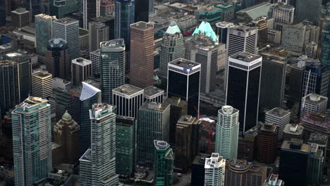 vista aérea del centro de vancouver con rascacielos y edificios de gran altura en bc, canadá