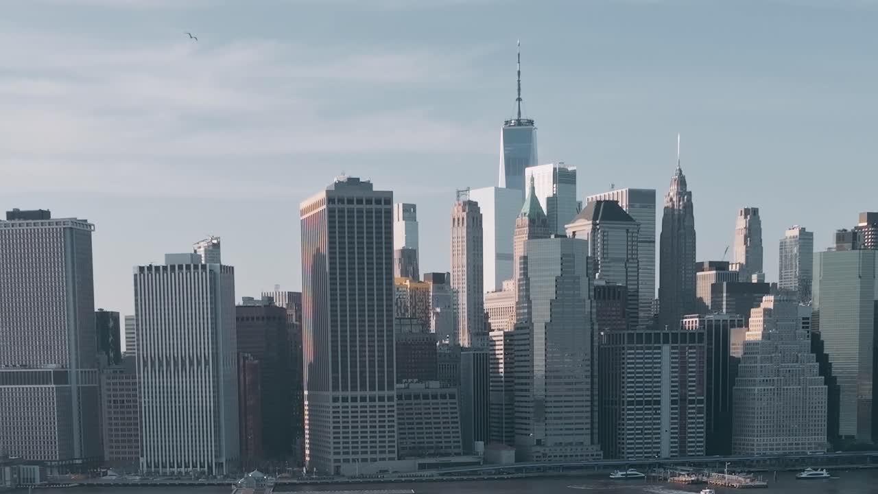 Vista do horizonte de Nova York com prédios altos e céu limpo