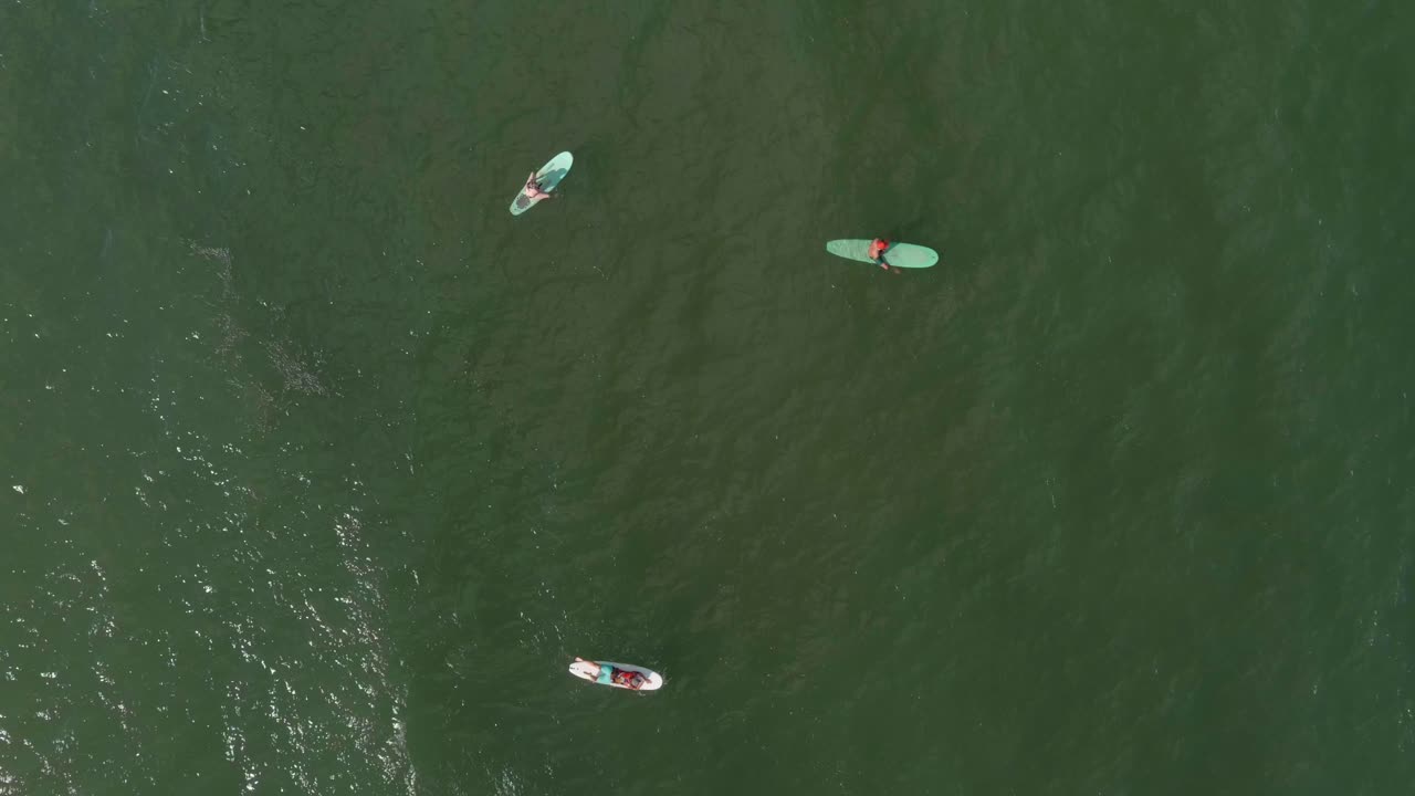 vista de pájaro de surfista en el golfo de méxico frente a la costa del lago jackson en texas