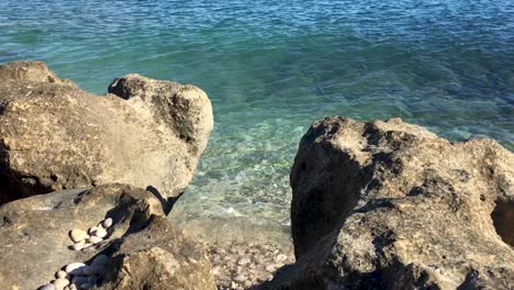 Olas-Rompiendo-Suavemente-En-Una-Costa-Mediterránea-Rocosa