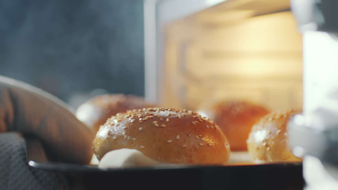 오븐에서 과 함께 베이킹 시트를 가져가는 것