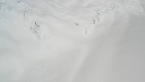 Imágenes-De-Drones-De-4k-Volando-Hacia-Adelante-Y-Subiendo-Desde-Un-Glaciar-Con-Grietas-Hasta-Enormes-E-Imponentes-Montañas-Con-Cascadas-De-Hielo