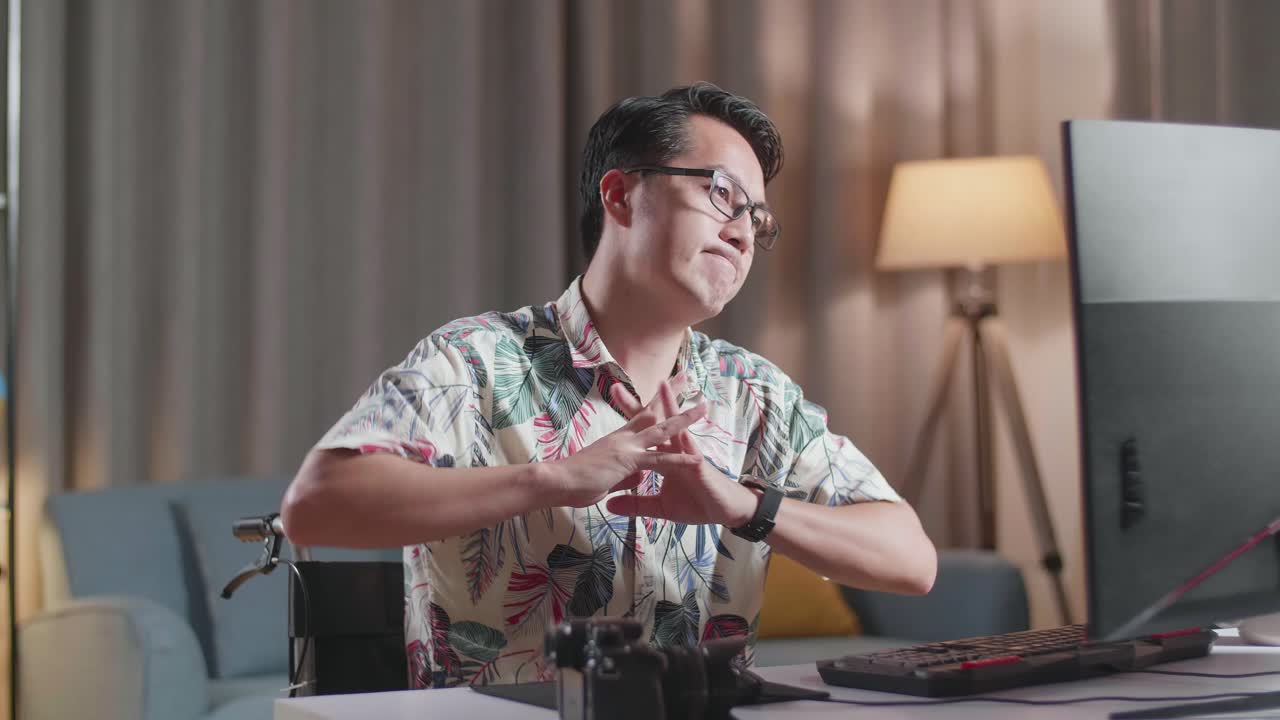 체어 에 있는 사람 이 컴퓨터 에서 스트레칭 하고 있다