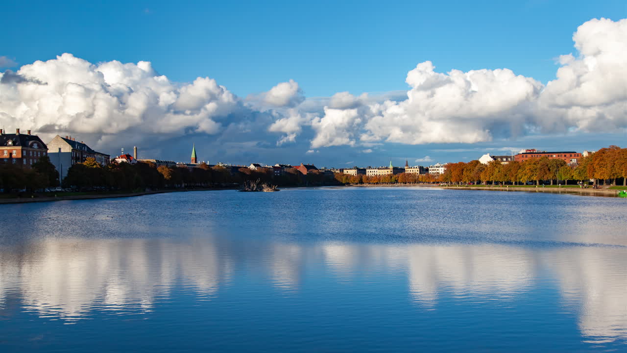 el lapso de tiempo del lago de la ciudad de copenhague con reflejos de nubes