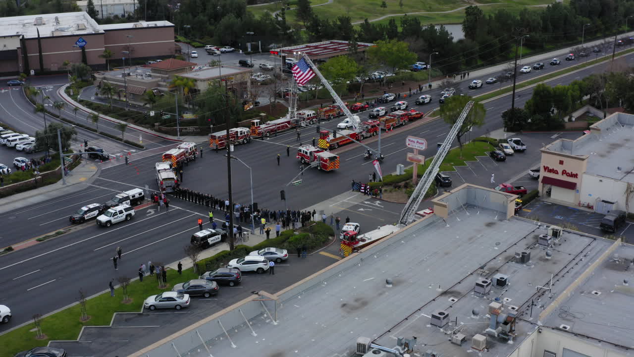 una procesión fúnebre recorre la ciudad en honor a la muerte de un oficial de policía