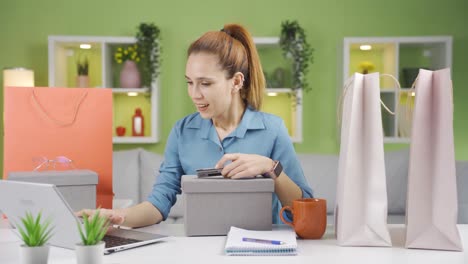 Una-Mujer-Navegando-E-Investigando-Sitios-De-Compras-En-Línea-Para-Comprar-Nuevos-Productos.