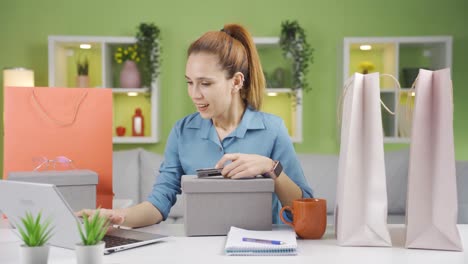 una mujer navegando e investigando sitios de compras en línea para comprar nuevos productos.