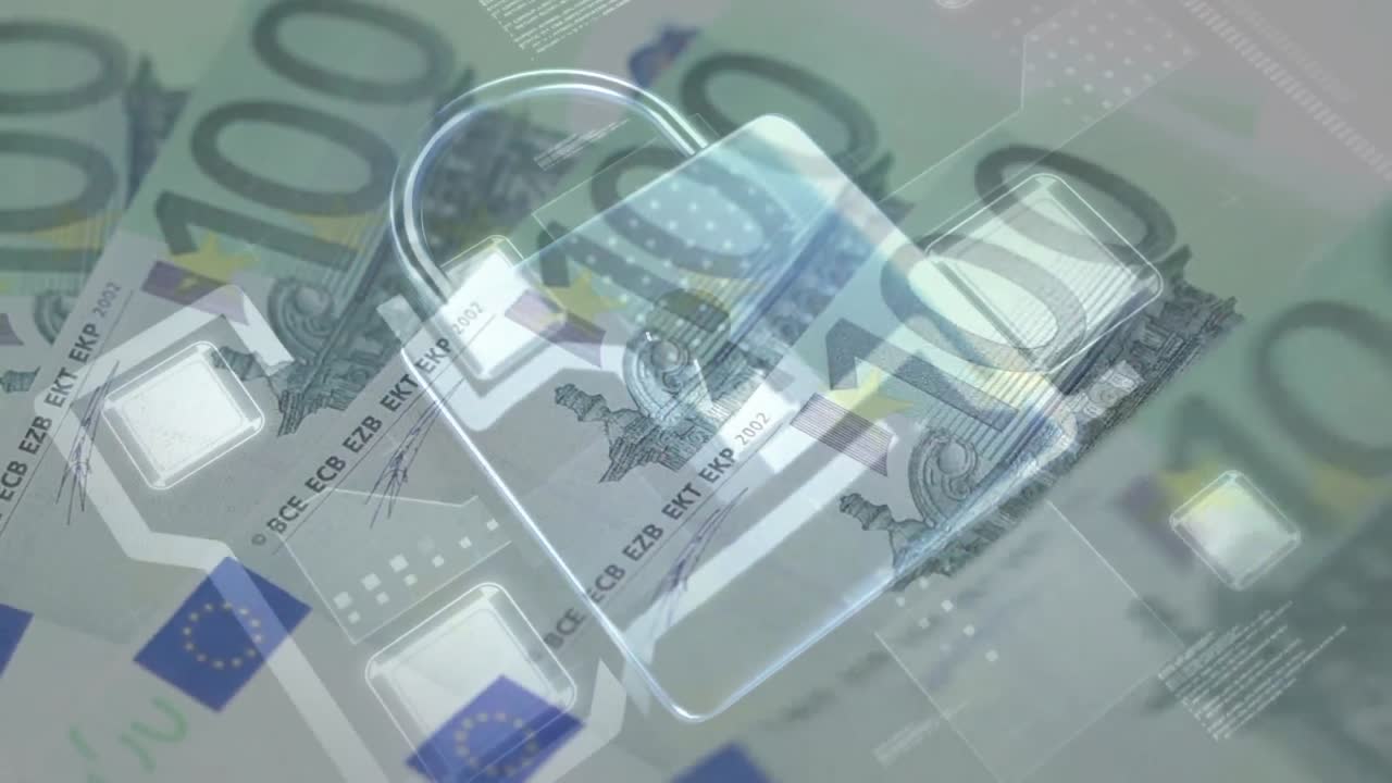 animación de un circuito integrado y un candado de seguridad sobre el apilamiento manual de billetes en euros