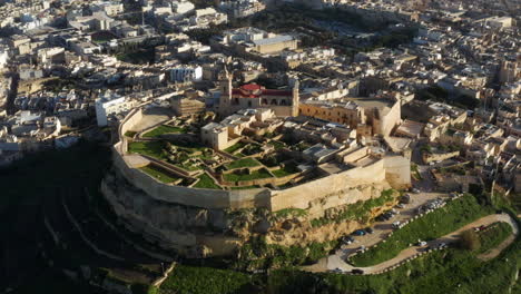 Ciudadela-De-Gozo-Durante-La-Puesta-De-Sol,-Fortaleza-Medieval-En-La-Ciudad-De-Victoria---Toma-Aérea-De-Drones