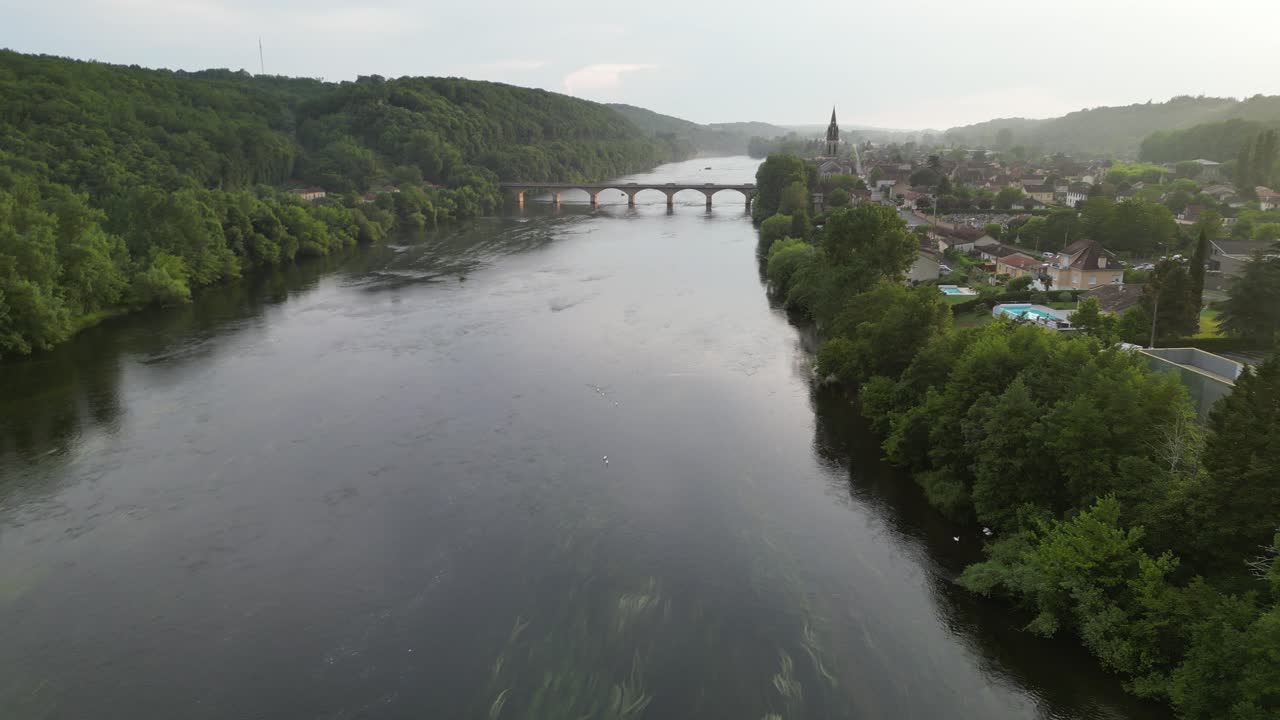 Città di Lalinde, Francia, bassa lungo il fiume, drone, aereo, vista dal cielo, tramonto nebbioso