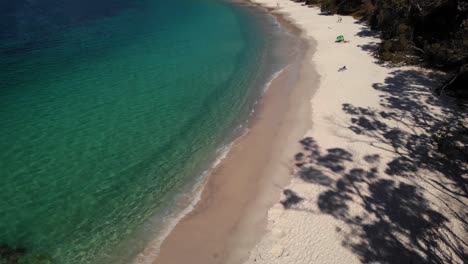 Vista-Aérea-De-Una-Playa-Exótica,-En-La-Soleada-Bahía-De-Jervis,-Nsw,-Australia---Descendente,-Inclinación,-Disparo-De-Drones