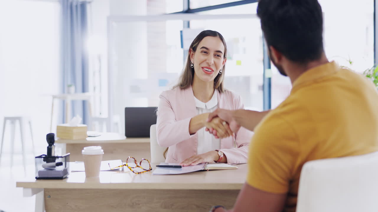 웃음, 사업가들과 악수