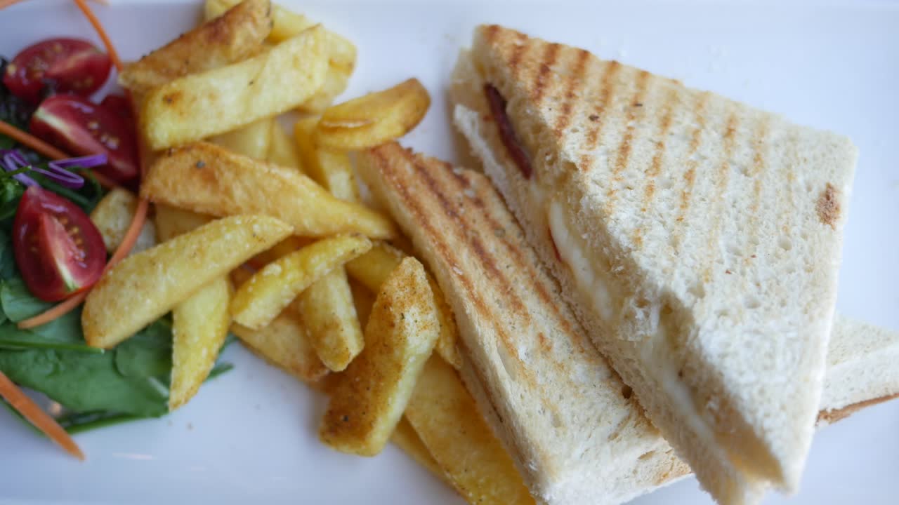 Sandwich al formaggio alla griglia con patatine fritte