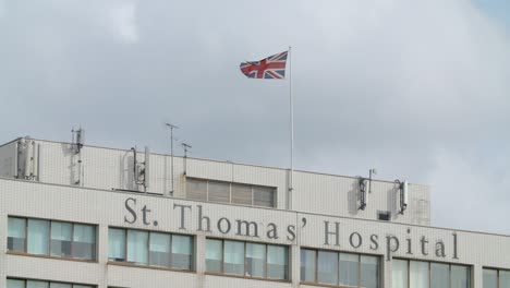 bandera del reino unido sobrevolando el hospital de st thomas