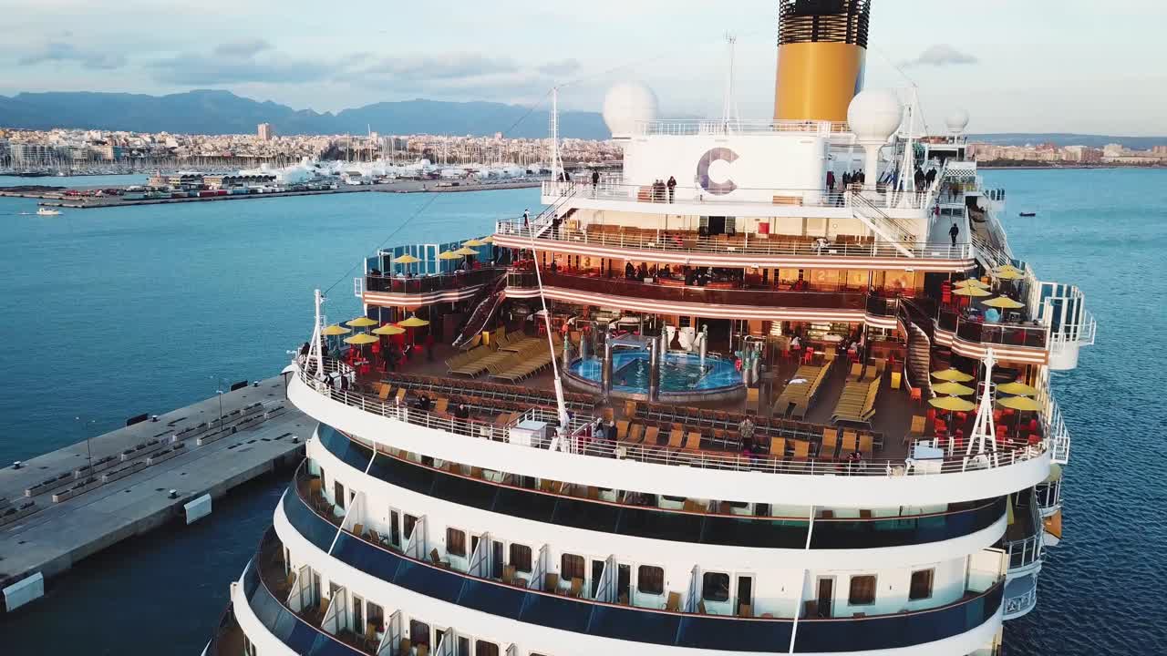 승객과 함께 항구에 있는 크루즈 선박