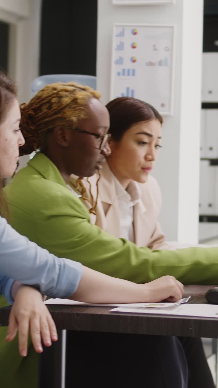 Video verticale: team diversificato di startup che pianifica un investimento in ufficio