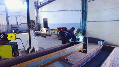 soldadura del marco metálico en la fábrica