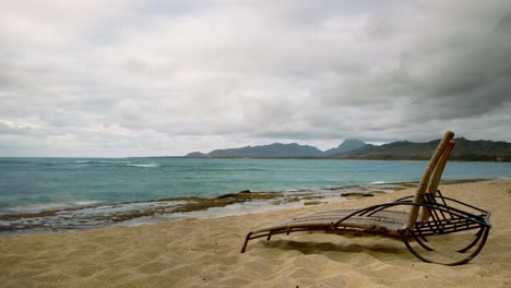 un lapso de tiempo de un día nublado ventoso en una playa hawaiana