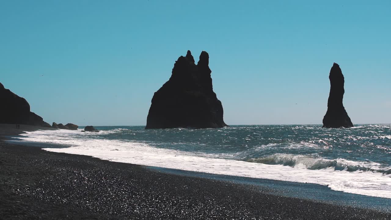 gran toma de olas golpeando la playa de arena negra en el sur de islandia
