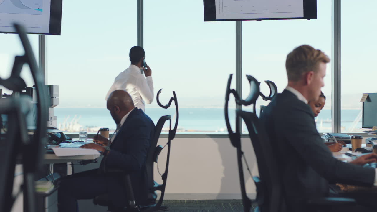 바 ⁇ 고, 전화 통화와 사무실에서  ⁇ 는 사업가